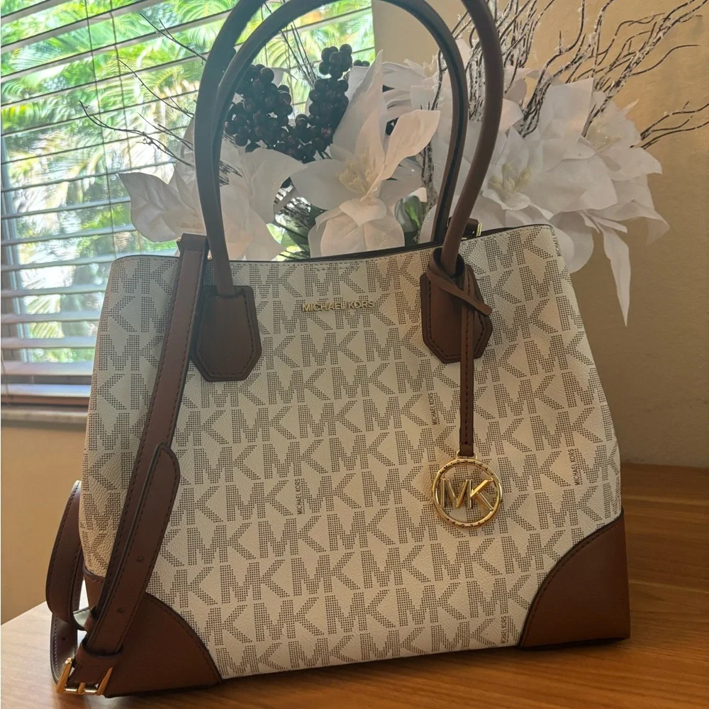 NWT Michael Kors Cream and Brown Logo Tote With Crossbody Strap - Picture 1 of 8